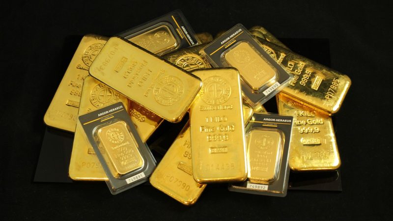 Nên Mua Vàng Hay Gửi Tiết Kiệm? So Sánh Lợi Nhuận 10 Năm (2026)