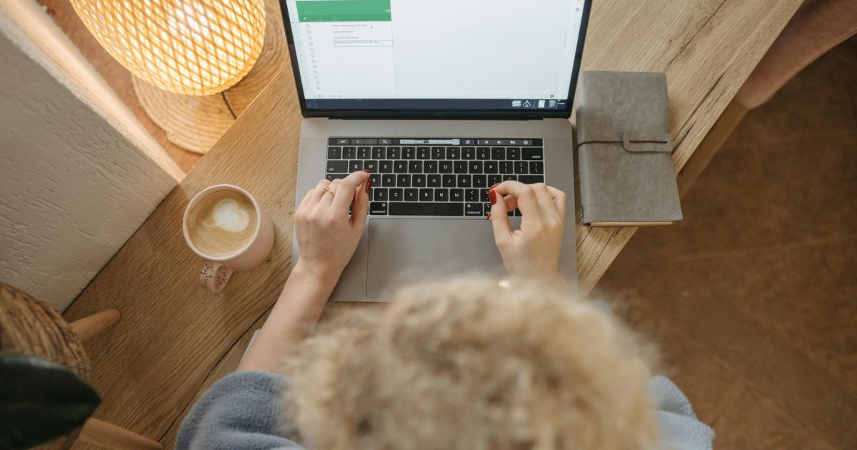 Headline thu hút: 7 công thức viết tiêu đề kéo click (Kèm template)