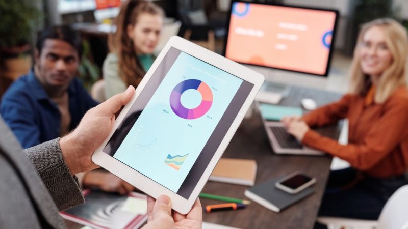 Remarketing là gì? Chiến thuật tiếp thị lại cho người mới (2026)