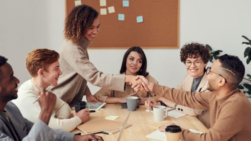 Văn Hóa Doanh Nghiệp: 5 Sai Lầm Khiến Team Bạn Chết Dần (2026)