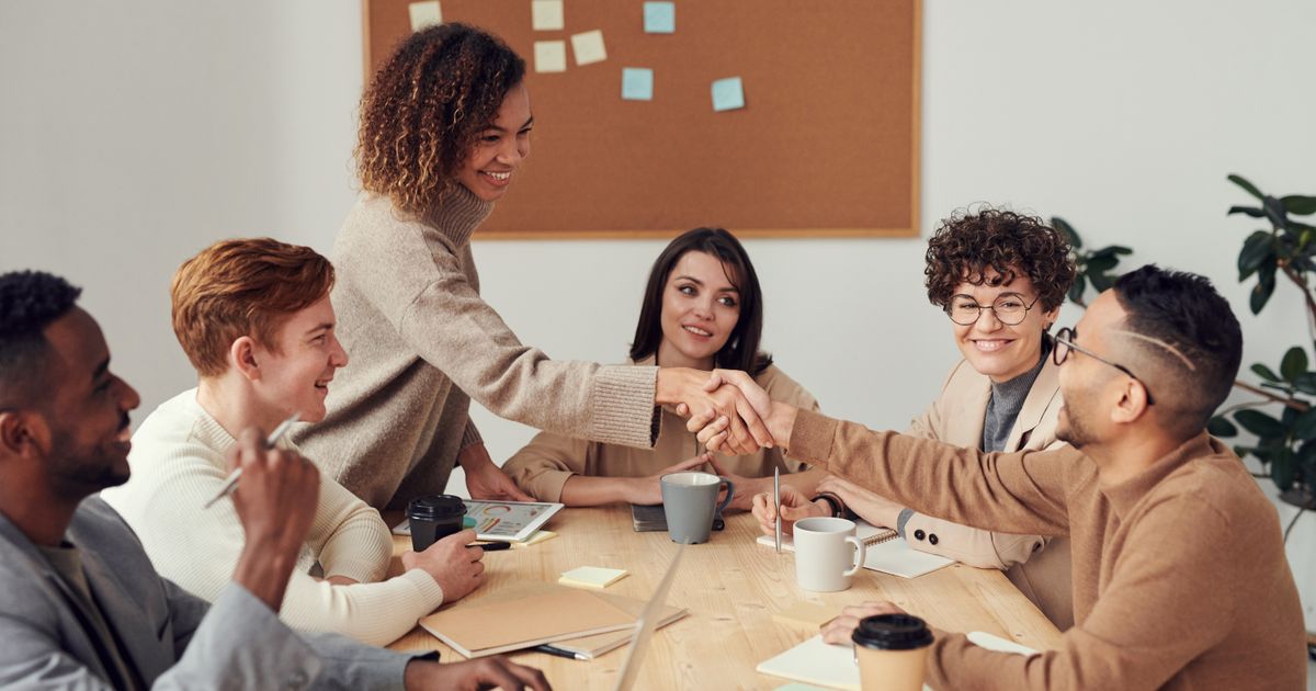 Văn Hóa Doanh Nghiệp: 5 Sai Lầm Khiến Team Bạn Chết Dần (2026)