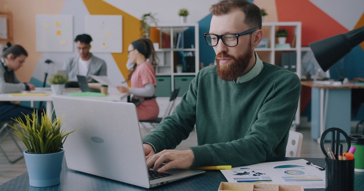 Startup team làm việc nhóm