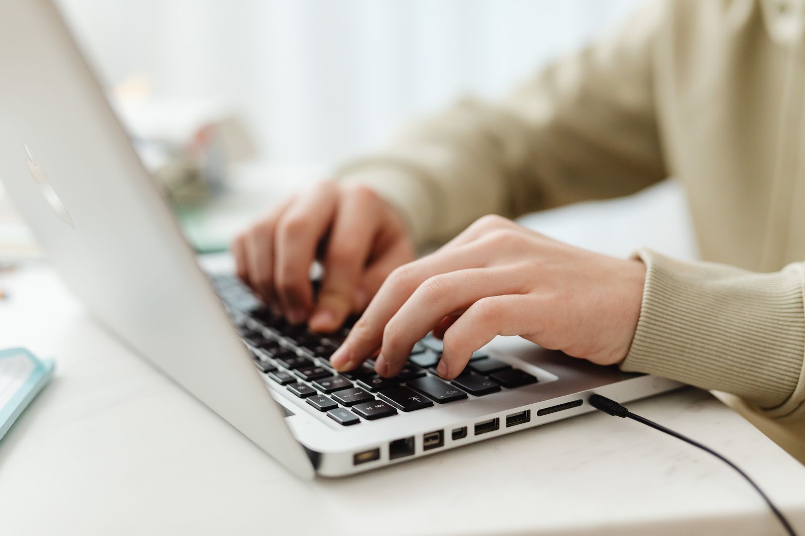 Gõ câu hỏi tiếng Việt cho ChatGPT trên laptop
