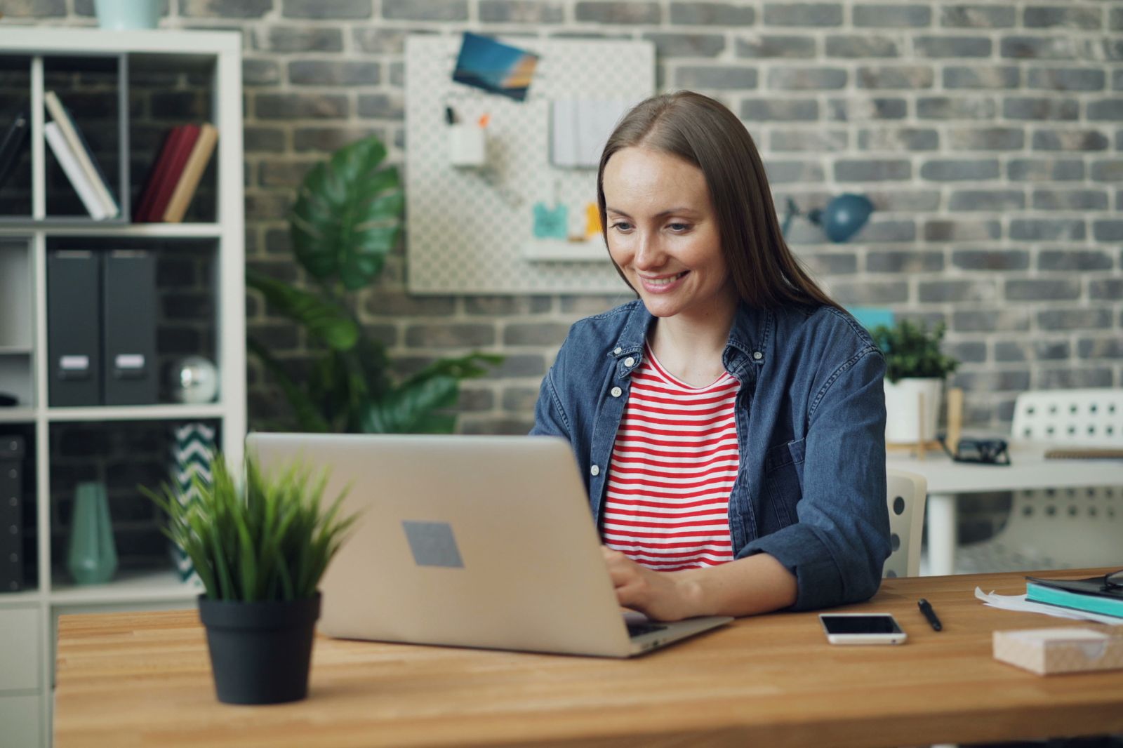 Marketer làm việc với AI trên laptop trong văn phòng sáng