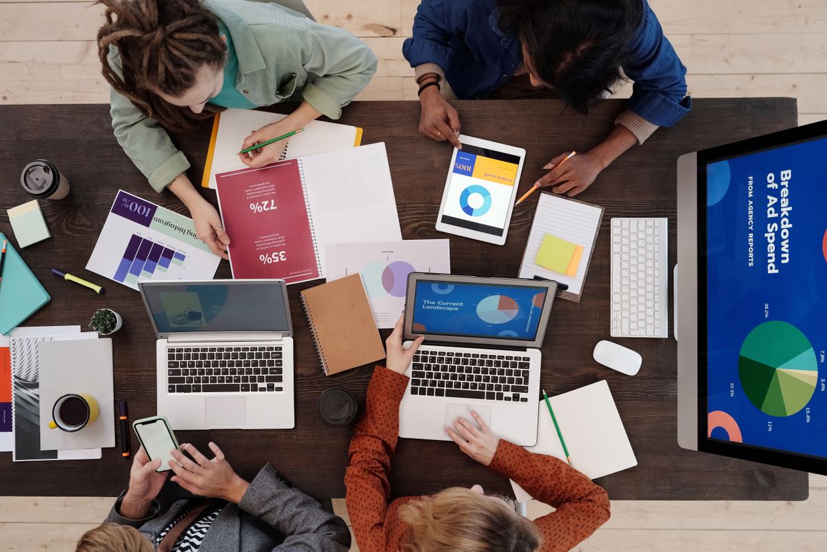 Team marketing phân tích dữ liệu khi triển khai AI content marketing