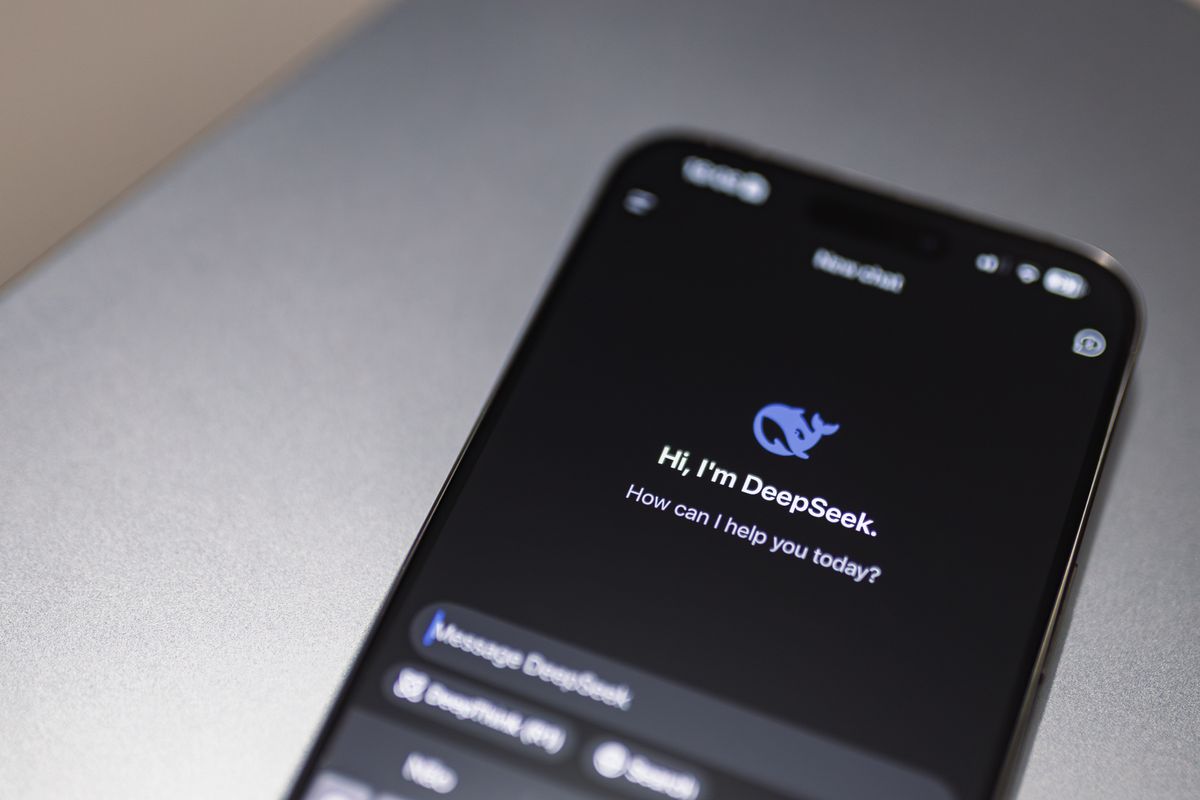 Dùng DeepSeek AI chatbot trên điện thoại miễn phí