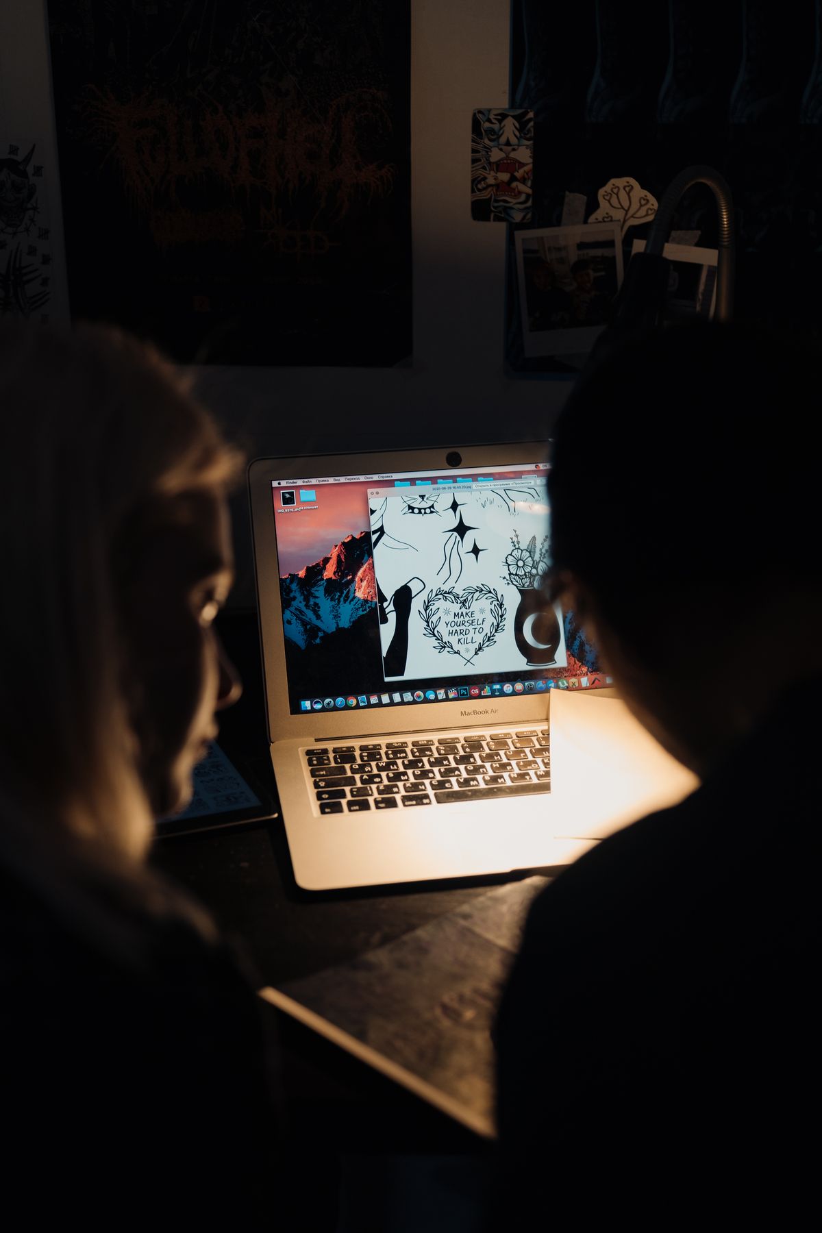 Xem ảnh tạo bằng AI trên laptop