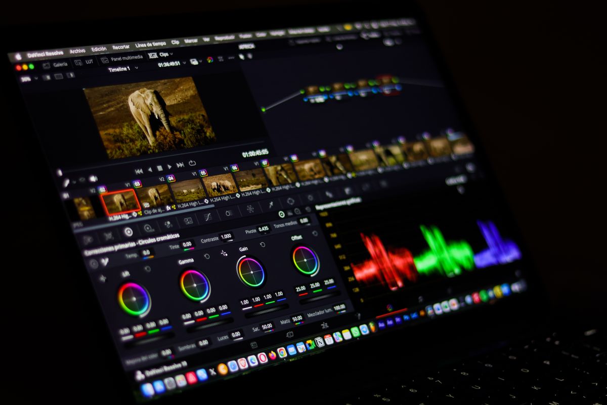 Màn hình phần mềm dựng video với timeline và các lớp chỉnh màu
