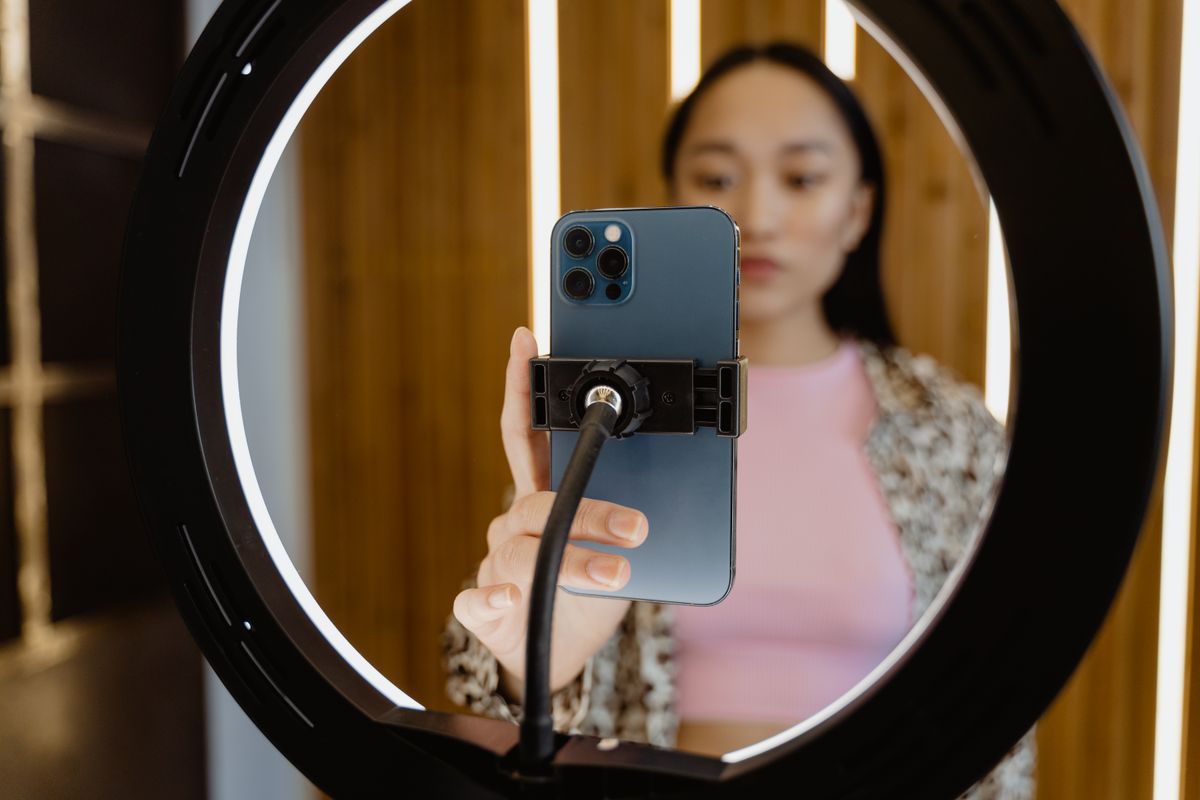 Nữ sáng tạo nội dung quay video với đèn ring light tại nhà