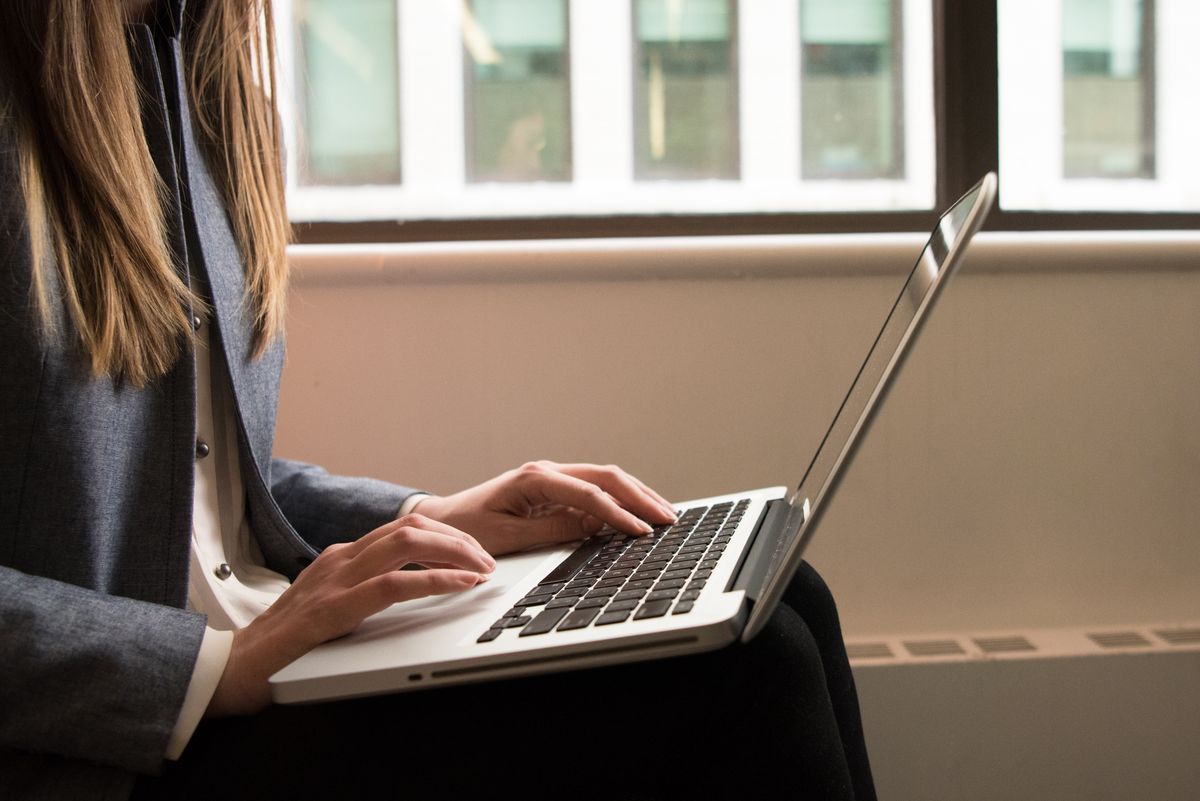 Làm việc từ xa và theo dõi hiệu quả sau khi tối ưu onpage trên laptop