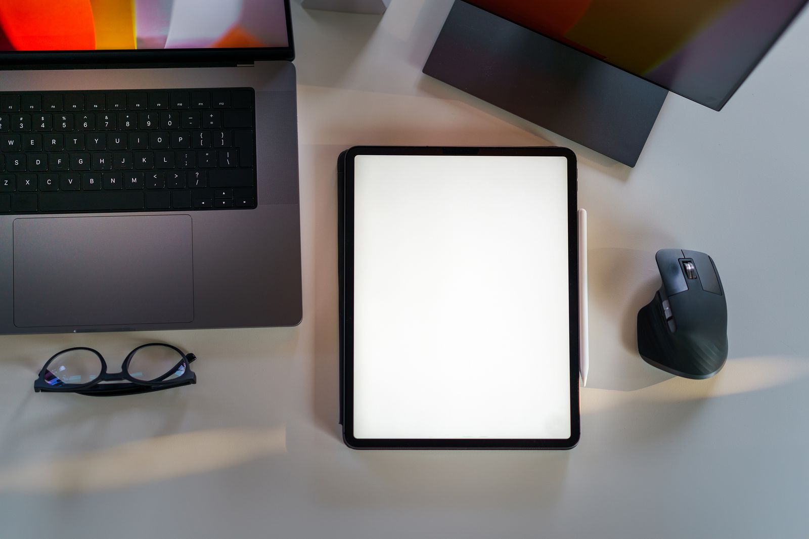 Không gian thiết kế gọn gàng với laptop và tablet màn hình trống